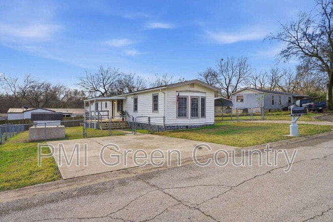 Building Photo - 834 W 138th St S