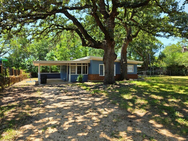 Building Photo - 522 E Davilla Ave