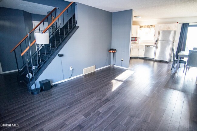 Building Photo - 15 Longwood Dr