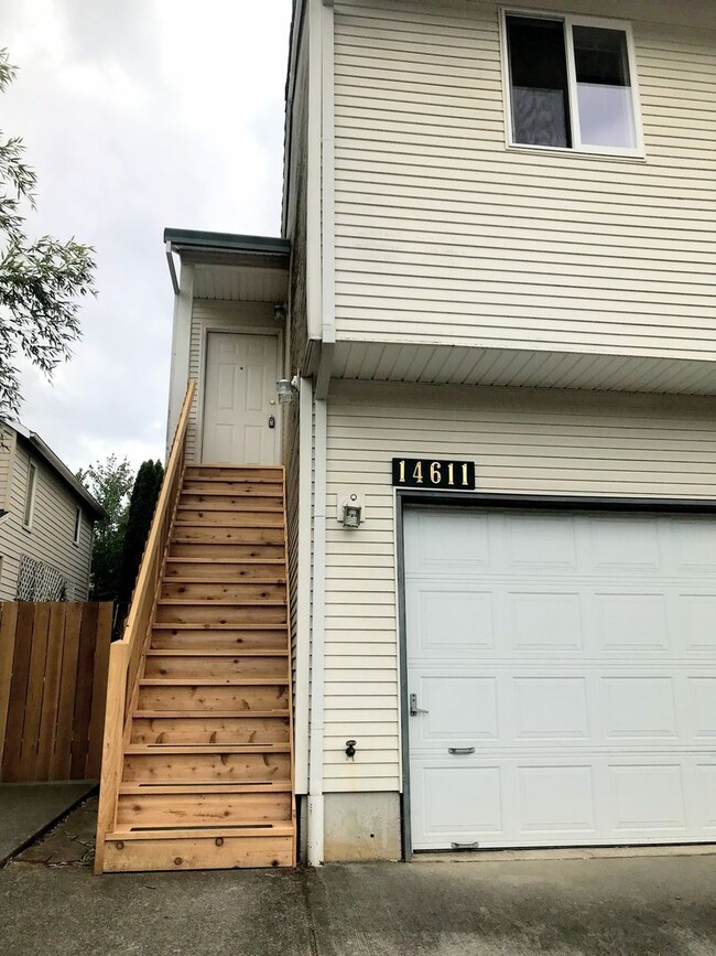 Building Photo - 14611 SE Lone Pine Dr