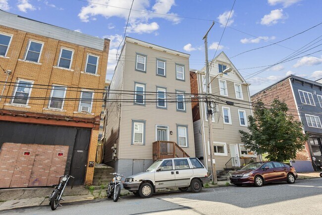 Building Photo - 3208 Dobson St
