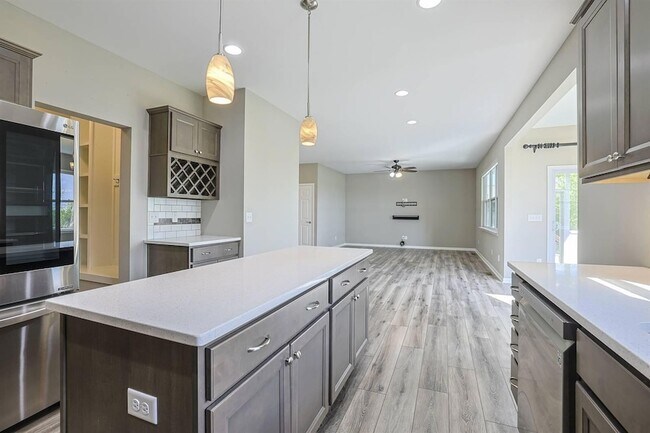 Building Photo - 6545 Cannondale Dr