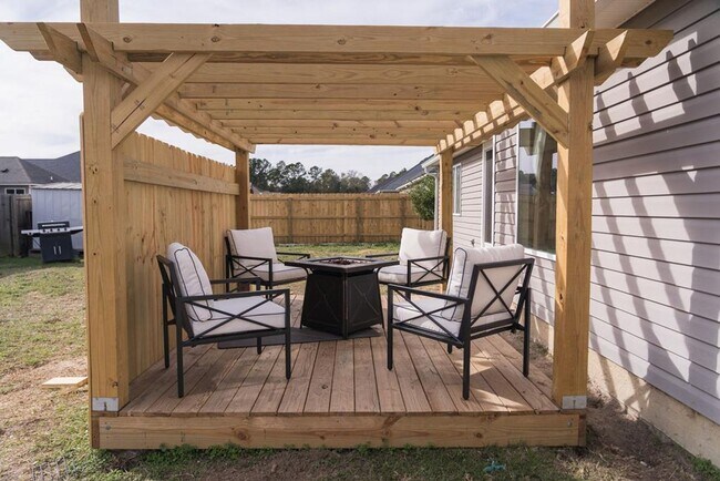 Building Photo - POOL - Elegant 4-Bedroom Home with Fenced Yard