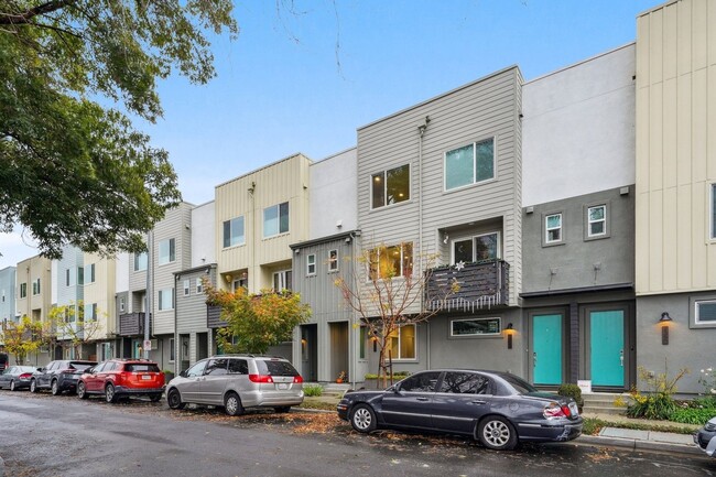 Primary Photo - 3 Bedroom Townhome in Oakland