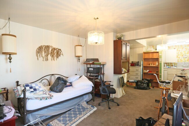 Building Photo - Two-story, 3BR/2.5BA Single family home including Lower-Level Suite with Bath & Kitchenette in Gl...