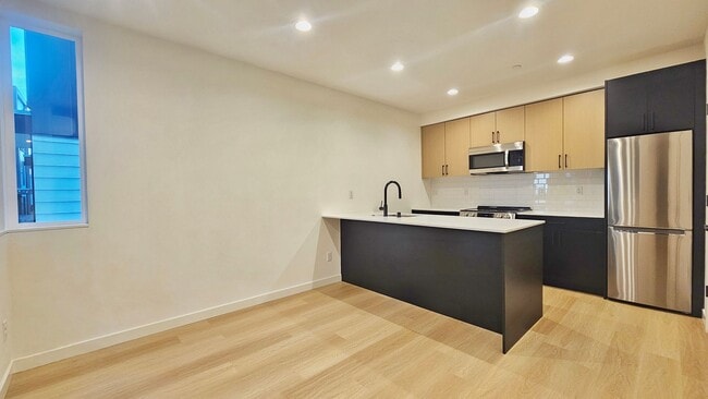 Building Photo - Brand New 2 Bed 2 Bath Townhome in North B...
