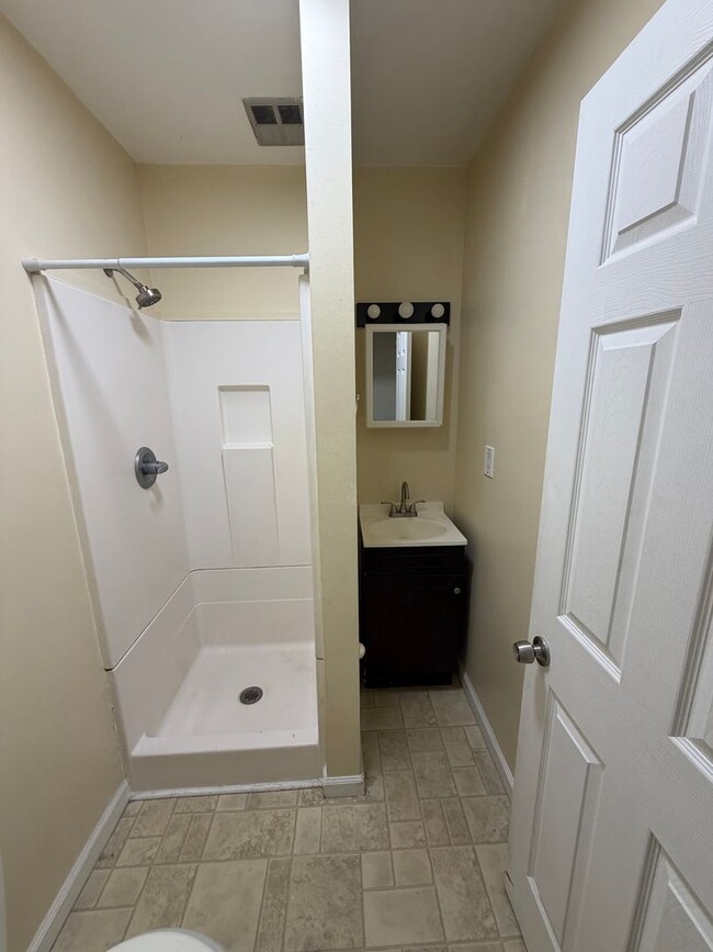 Building Photo - 2 Bed / 1 Bath House for Rent — Lansing, MI