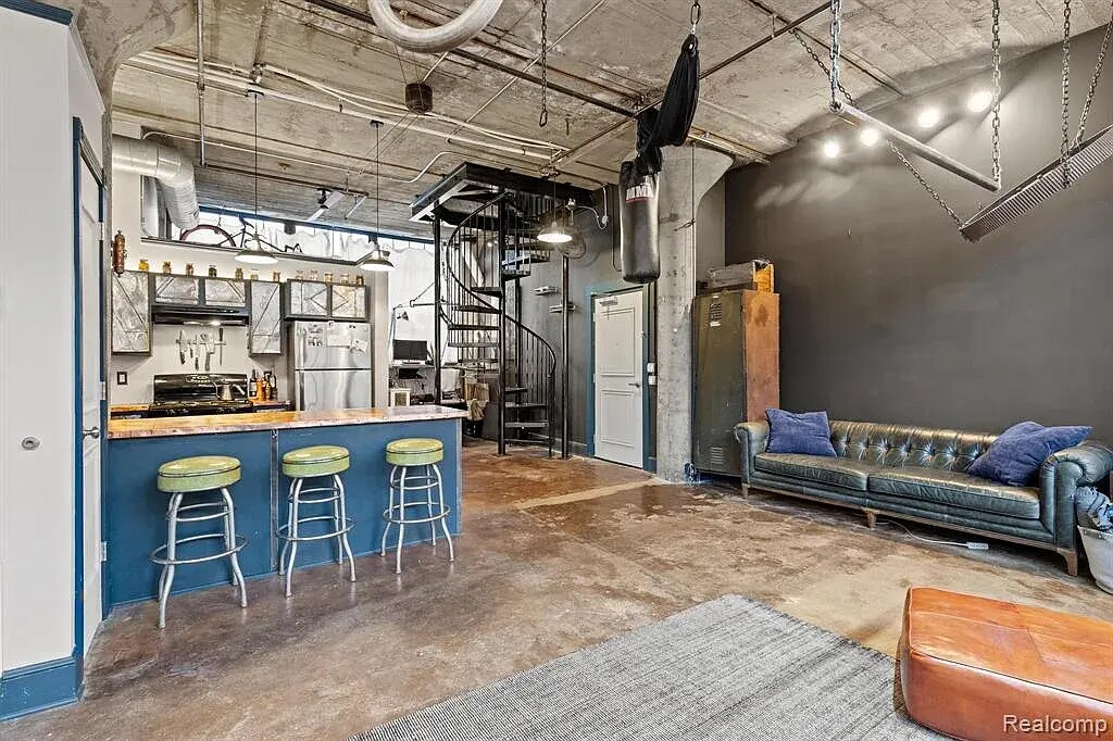 Building Photo - 5766 Trumbull St