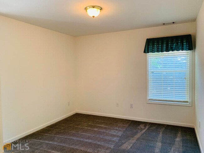 Building Photo - 752 Reeves Lake Dr SW