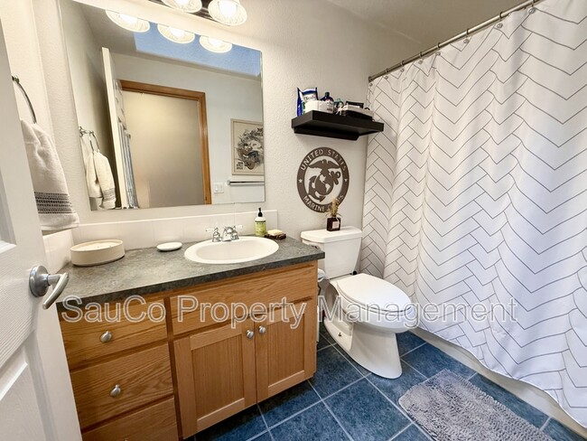 Building Photo - 60031 Ridgeway Loop