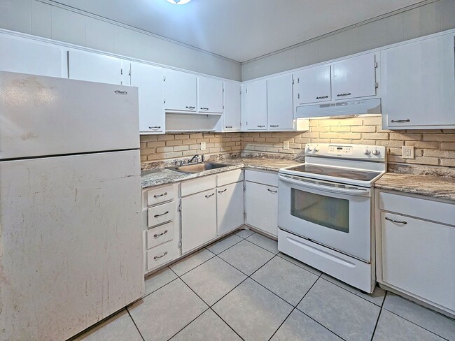 Building Photo - Spacious 4 Bedroom Home Near University Av...