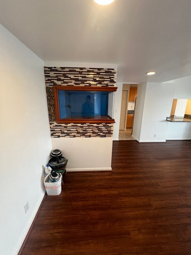 Building Photo - Loft, 2 Bedrooms, Split Townhouse, AC, 2 Parking