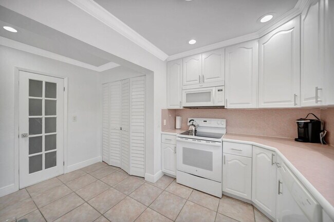 Building Photo - 2724 NE 14th St