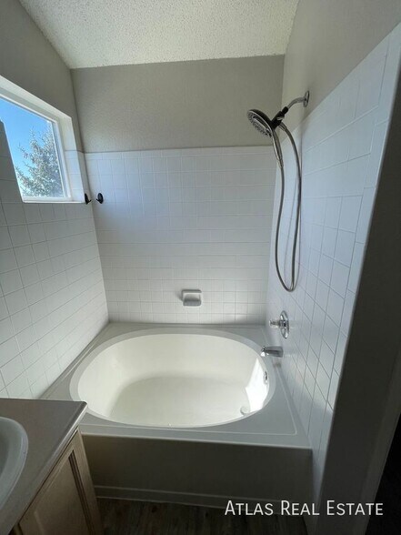 Building Photo - 5045 Sweetgrass Ln