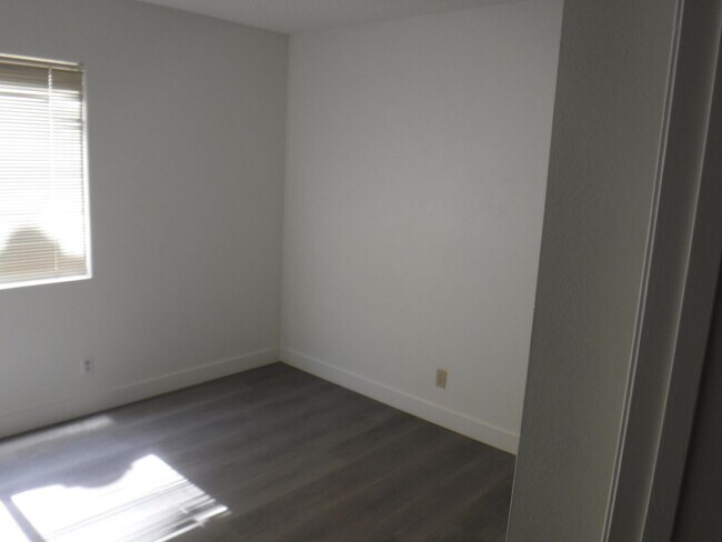 Building Photo - CUTE 2 BEDROOM/2 BATH HOME WITH FENCED IN ...