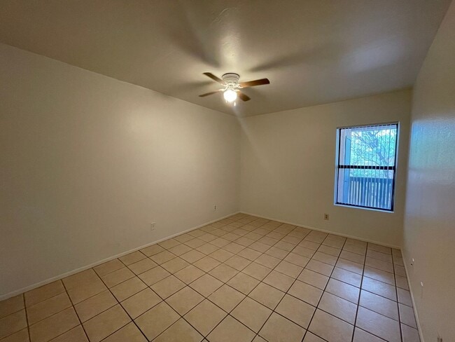 Building Photo - Large 1 Bedroom 1 Bath Condo!