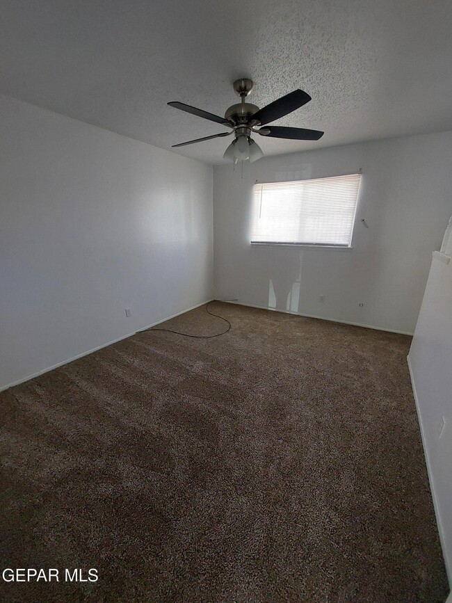 Building Photo - 2212 Cumbre Negra St