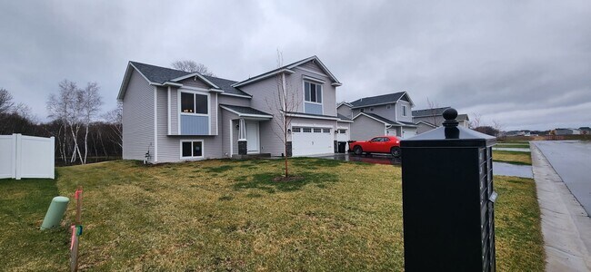 Building Photo - Great 3BR, 2BA St Francis Home Available 8/10!