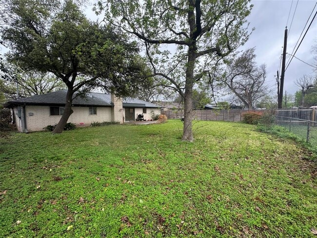 Building Photo - 1908 Pompton Dr