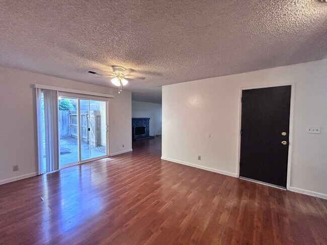 Building Photo - 955-957 Woodshire Way