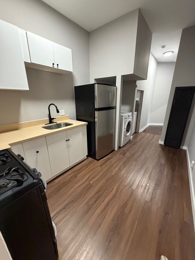 Building Photo - 3 Bedroom, 2 Bath Unit