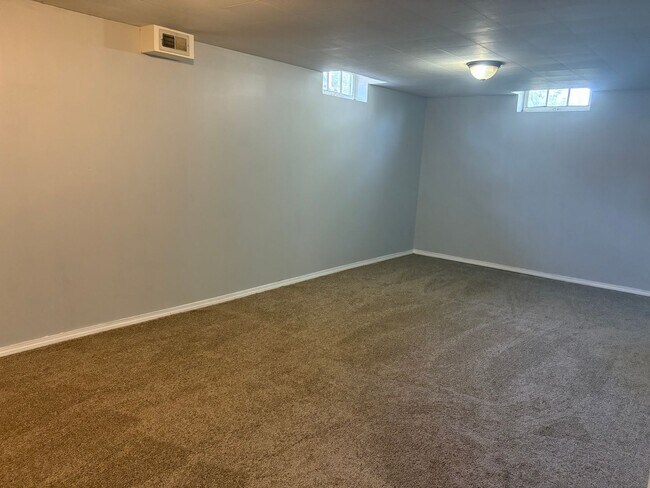Building Photo - 2 Bedroom / 1 Bath House & bonus room
