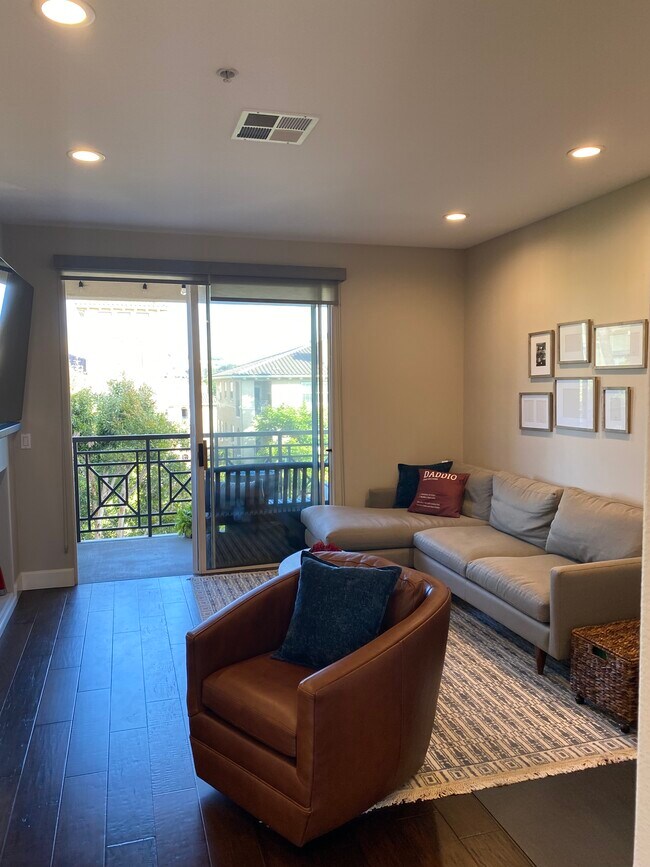 Living room (view 2) - 13075 Pacific Promenade
