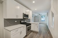 Building Photo - Gorgeous, Renovated 1/1bth Wicker Park, Avail 7/1