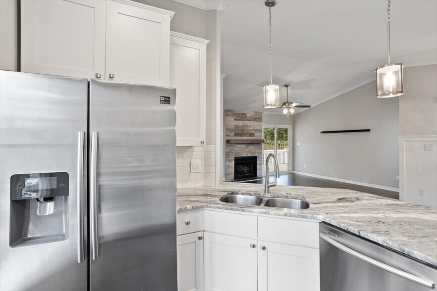 Building Photo - 2400 Calvert Dr