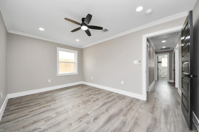 Building Photo - 10114 Fairfax St