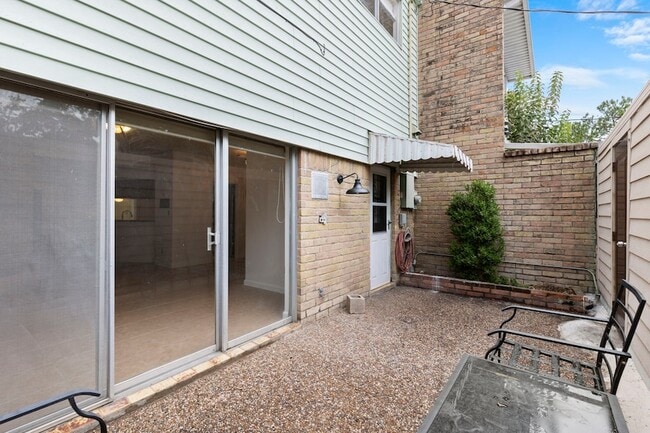 Building Photo - 10728 Briar Forest Dr