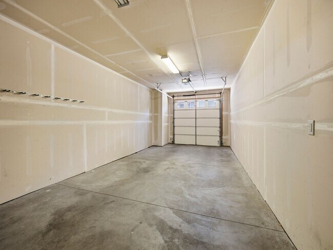 Building Photo - Gorgeous 3-Story Townhome in Excellent Fort Collins Location!