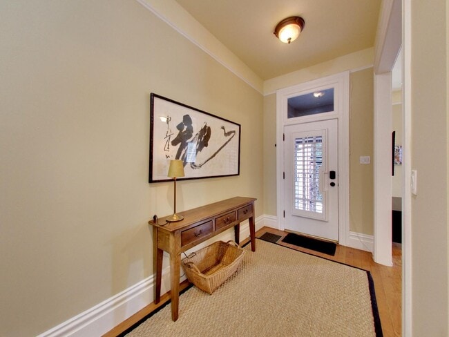 Building Photo - Luxury 5 Bed, 3.5 Bath Home in the Mission! Check out Virtual Tour!