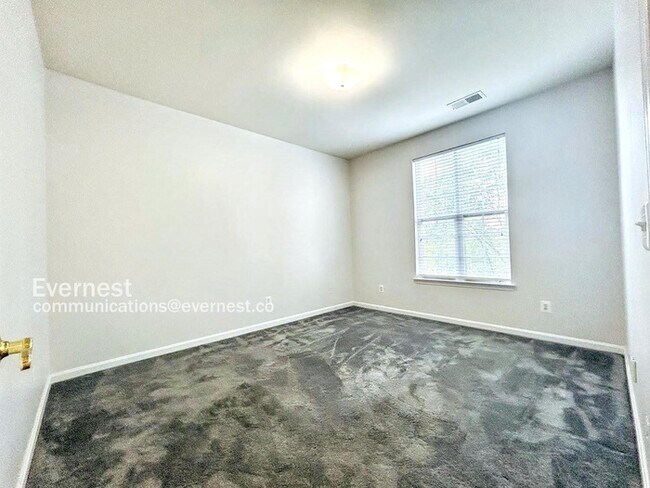 Building Photo - 1-Bed, 1-Bath Modern Condo with Balcony and Off-Street Parking