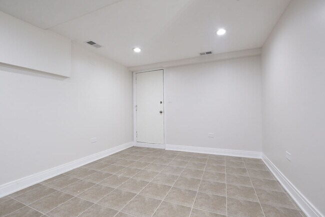 Building Photo - 4248 N Damen Ave