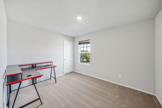 Building Photo - 4 Bedroom/2.5 Bath Elm Valley Subdivision