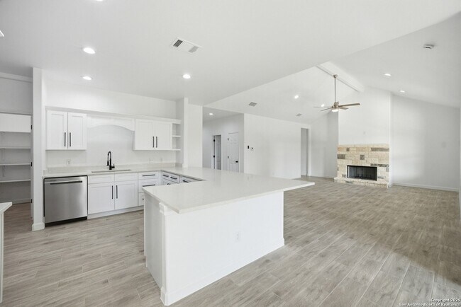 Building Photo - 207 Deer Oaks Dr