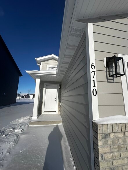 Building Photo - 6710 Meadow View Dr S