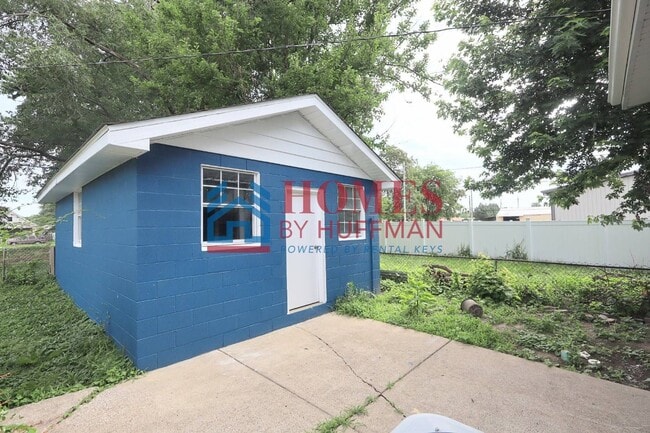 Building Photo - Three Bedroom House | Two Bathrooms | Detached Garage