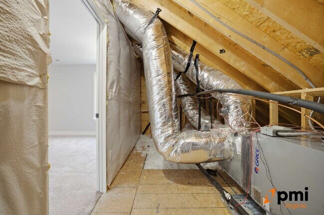 Building Photo - Stunning 5 Bedroom Waterfront Home with 2 car garage