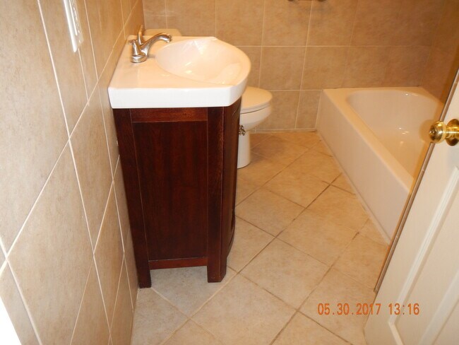 Building Photo - Newly Renovated Spacious Flat With Hardwoo...