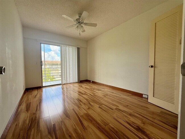 Building Photo - 326 Preston H