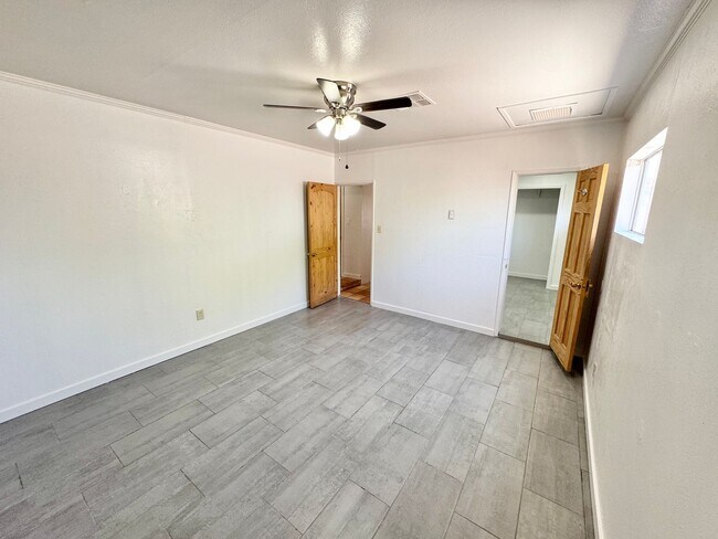 Building Photo - Fantastic 3 Bedroom/2 Bath Single Level Ho...