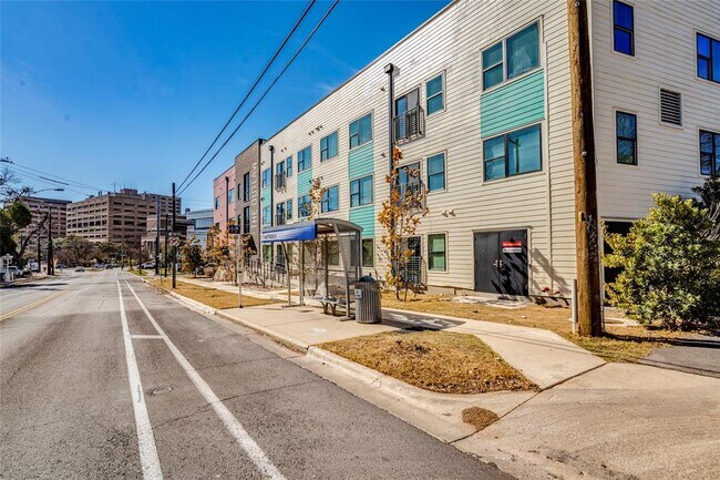 Building Photo - 3000 Duval St