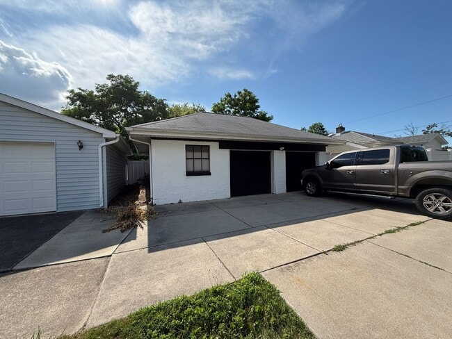 Building Photo - 3 bedroom 2 bath in the heart of Niagara F...