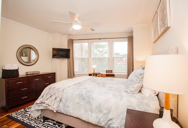 Building Photo - 1008 Tremont St