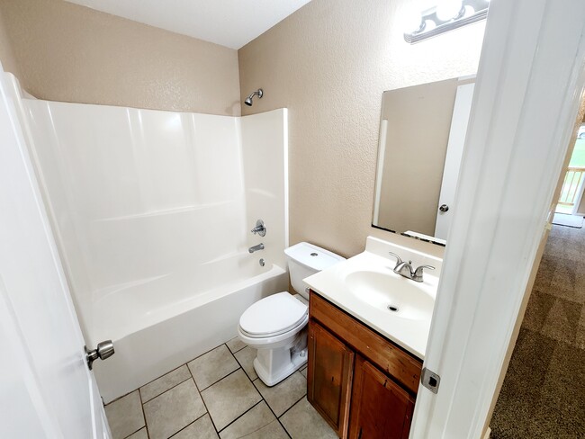 Building Photo - 4102 Valley View Dr NE