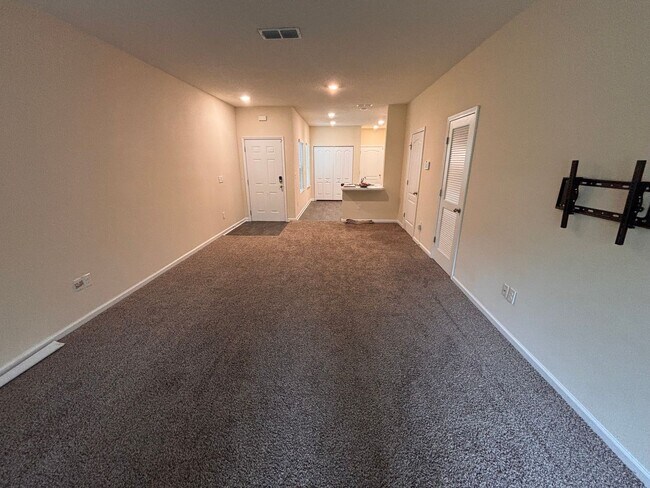 Building Photo - Beautiful 2 Bed, 2.5 Bath Townhome with Water View