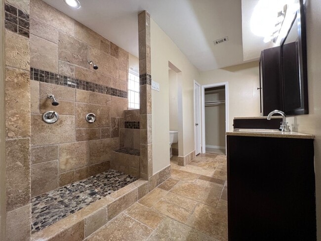 Building Photo - Really spacious 4bed/2bath single family home