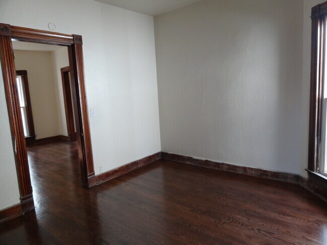 Building Photo - 921 N Hamilton Ave